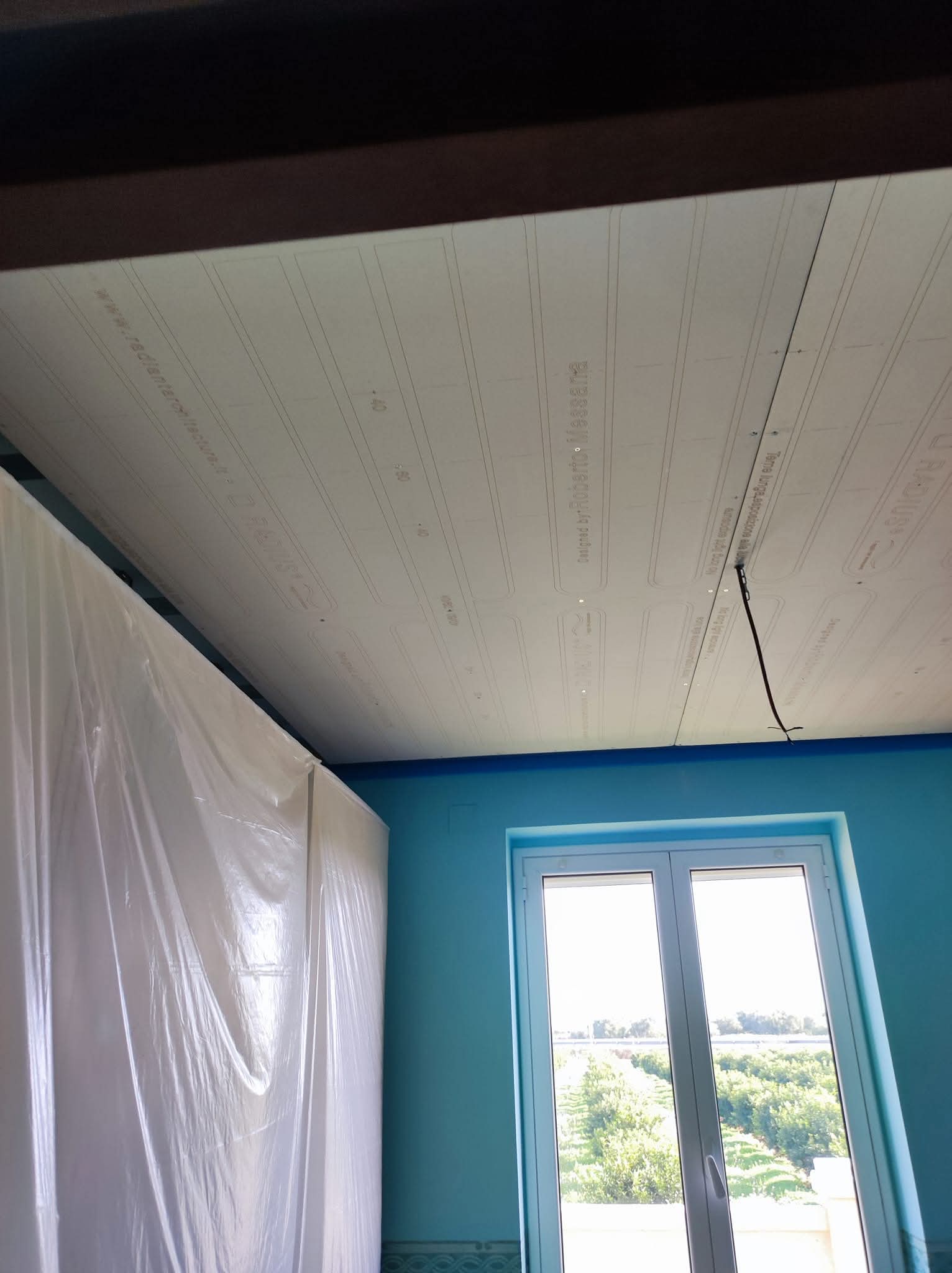 Pannelli radianti a soffitto installati durante la fase di cantiere